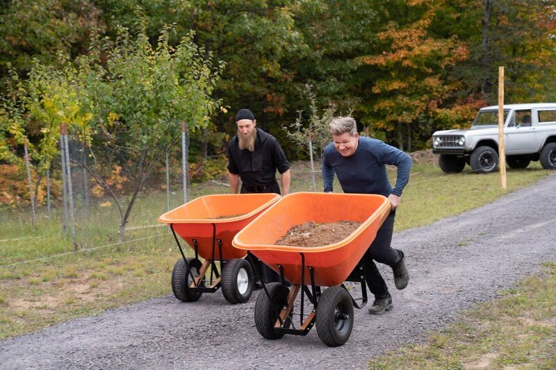 Michigan – L to R: Father Ephrem and Gordon Ramsay have a wheelbarrow race. – Bild: Studio Ramsay and All3Media International