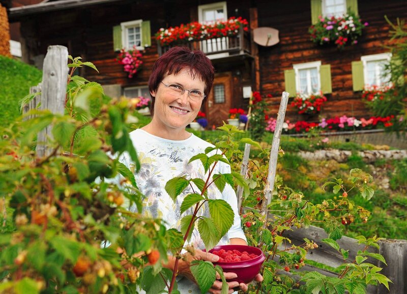 Landfrau Esthi Derungs – Bild: SRF