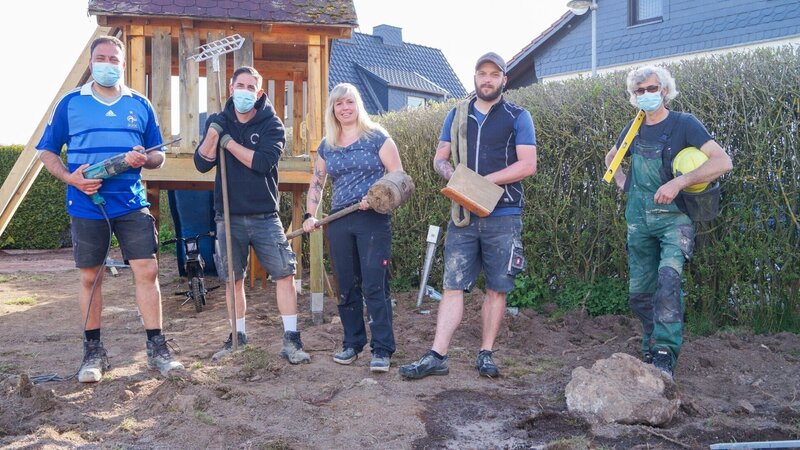 V.l.: Claus, Gunnar, mit Rebecca und Patrick und Ralf. – Bild: RTL /​ Tokee Bros.