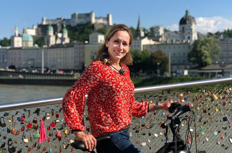 Moderatorin Tamina Kallert auf dem Tauernradweg bei Salzburg. – Bild: WDR/​Michael Wieseler
