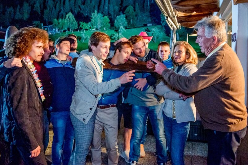 Harry Lampl (Bernd Leistenberger), Lukas Oberhuber (Vinzent Ebner), Markus Hamele (Milan Horak), Andrea L’Arronge (Gräfin Schönberg), Heinz Marecek (Hannes Kofler). – Bild: ORF/​Gebhardt Productions/​Stefanie Leo