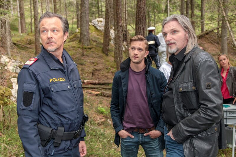 (v.li.): Roland Hardlinger (Ottokar Lehrner), Simon Steininger (Michael Steinocher), Carl Ribarski (Stefan Jürgens). – Bild: ORF/​Satel Film/​Stefan Haring