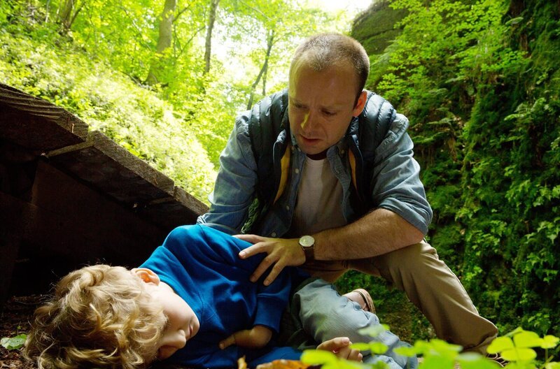 Jakob (Fabian Raabe, r.) findet den verletzten Philipp (Finnlay Berger, l.). Der ist beim Versteckenspielen, aus großer Höhe abgestürzt. – Bild: ARD/​Volker Roloff