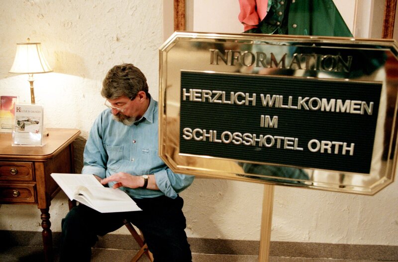 „Schlosshotel Orth“, „Verliebt, verlobt, verheiratet.“ Wenzel, Franzl und Dr. Marion Fabian verbringen gemeinsam eine Nacht auf der Alm. Wenzel und Marion kommen sich sehr nahe. Bernhard will seiner reichen Erbtante Irmgard seine angebliche Verlobte Gitti vorstellen. Doch der Genuss einer Fischsuppe hat schwere Folgen. – Bild: ORF