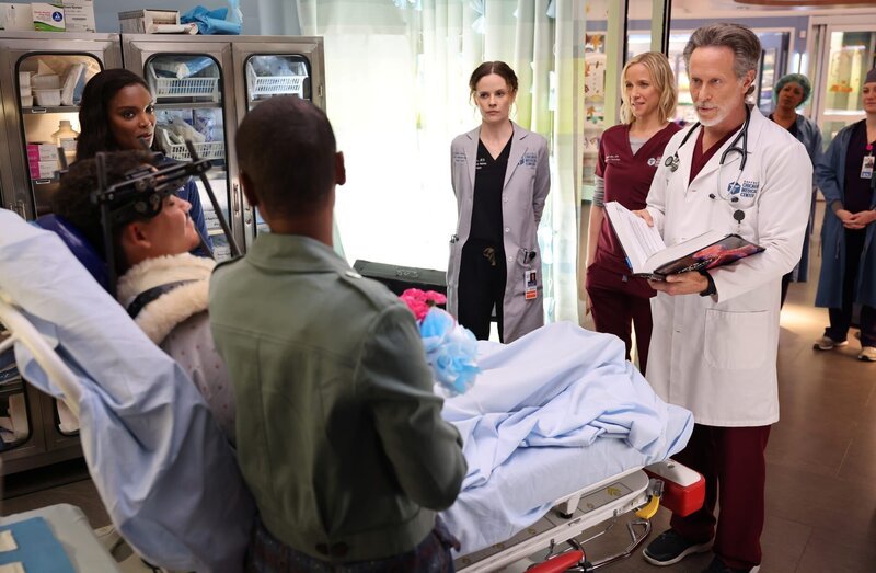 (l-r) Marlyne Barrett als Maggie Lockwood, Sarah Ramos als Dr. Caitlin Lenox, Jessy Schram als Dr. Hannah Asher, Steven Weber als Dr. Dean Archer – Bild: George Burns Jr/​NBC /​ UNIVERSAL