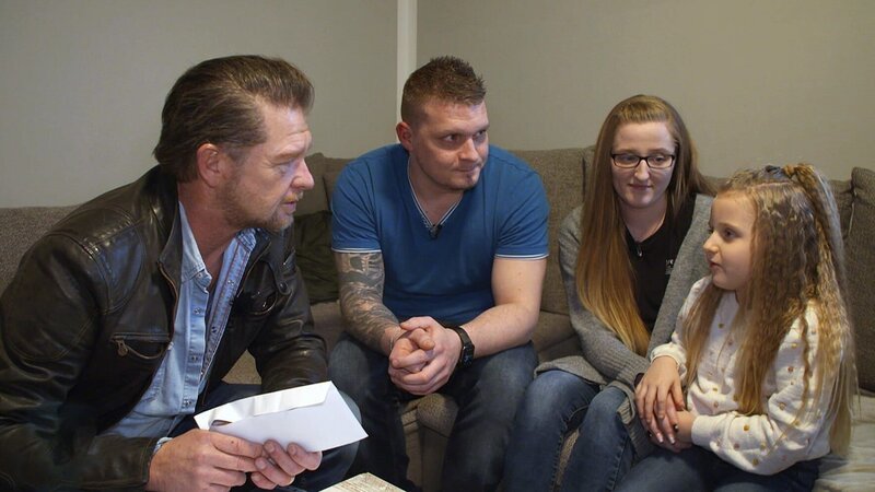Det Müller (li.) will David und Sabrina und deren Kindern helfen – Bild: RTLZWEI