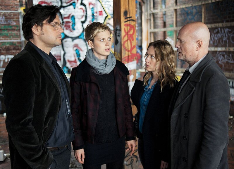 Der Blogger und seine Assistentin werden bei der Datenübergabe erwischt, v.li.: Alexander Beyer als Anselm Brand, Katharina Schlothauer als Nora Maler, Anna Blomeier als Esther Rubens, Christian Berkel als Bruno Schumann – Bild: SRF /​ ZDF/​Oliver Feist