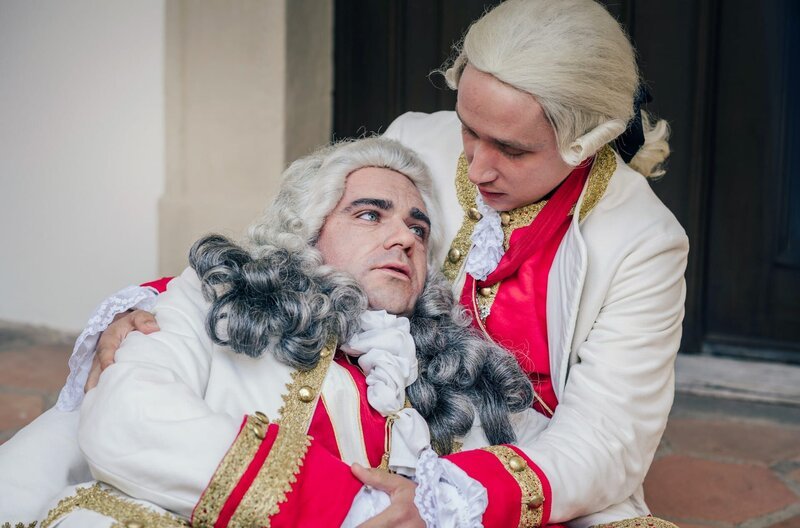 Franz Stephan (Vojtěch Kotek) stirbt in den Armen seines Sohnes Joseph (Aaron Friesz, re.). – Bild: Ceska Televize/​Stanislav Honzik