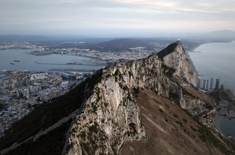 Die Straße von Gibraltar ist an ihrer schmalsten Stelle nur 14 Kilometer breit. Sie verbindet den Atlantik mit dem Mittelmeer und bildet eine Brücke zwischen Europa und Afrika. – Bild: Docland Yard