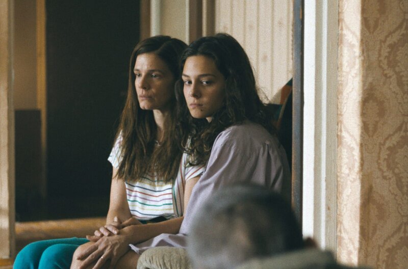 Alma (Teodora Dragicevic, re.) und ihre Mutter Emina (Ivana Roscic, li.) sorgen sich um Muharem. – Bild: Johan Hannu/​Yellow Bird