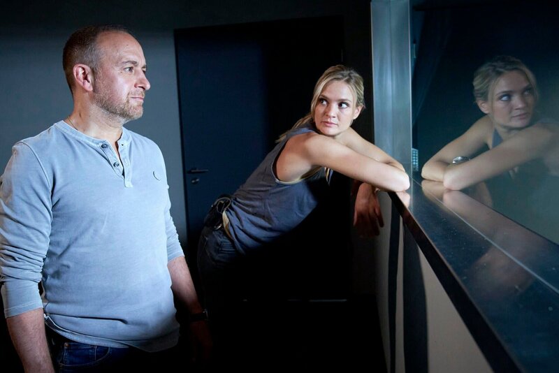 Semir (Erdogan Atalay) und Vicky (Pia Stutzenstein) bekommen während eines Verhör den Verdacht, dass bei ihrem Fall etwas nicht stimmt. – Bild: Mediengruppe RTL