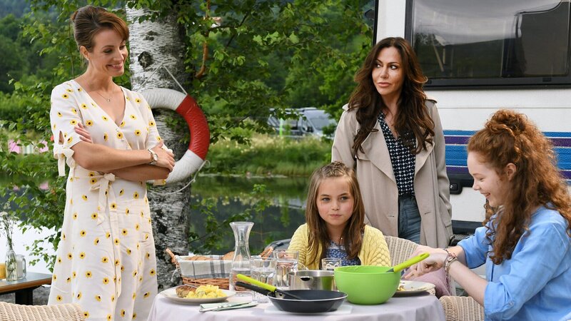 Familie in der Armutsfalle findet Zuflucht auf dem Zeltplatz: (v.li.) Dagny Dewath als Frau Zerbe, Lilli Schweiger als Charlotte, Simone Thomalla als Katja Baumann, Theresia Vajkoczy als Greta – Bild: SRF/​ZDF/​Barbara Bauriedl