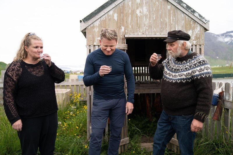 Iceland – Birna (L) and Finboggi (R) introduce Gordon Ramsay (center) to fermented shark and brenevin or „burning wine“ in Iceland. – Bild: Studio Ramsay and All3Media International