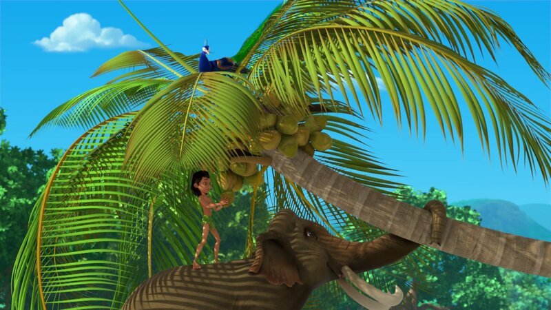 Hathi hilft Mogli eine Kokosnuss zu ernten. Dafür biegt der Elefant den Palmenstamm nach unten. Pula, der Pfau, der oben unbemerkt in der Palmenkrone sitzt, wird gleich aus dem Baum katapultiert werden und weit und schnell durch die Luft fliegen. – Bild: ZDF/​2009 DQ Entertainment