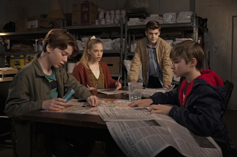 (v.l.n.r.) Junger Sam Winchester (Christian Michael Cooper); Junge Caitlin Johnson (Elle McKinnon); Junger Dean Winchester (Paxton Singleton); Junger Travis Johnson (Liam Hughes) – Bild: Warner Brothers