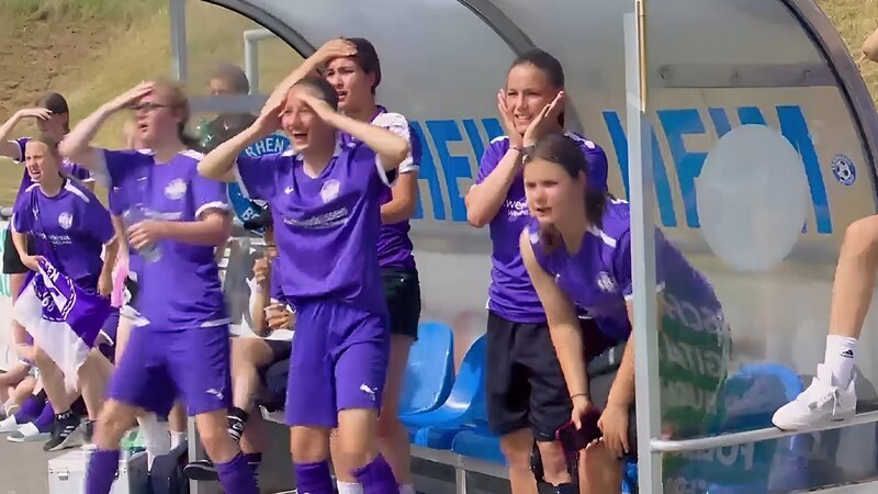 Mitfiebern am Spielfeldrand: Wird die Mannschaft den Niederrheinpokal holen? – Bild: WDR/​Karin de Miguel Wessendorf/​Jennifer Günther/​Conny Beißler/​Gerardo Milsztein