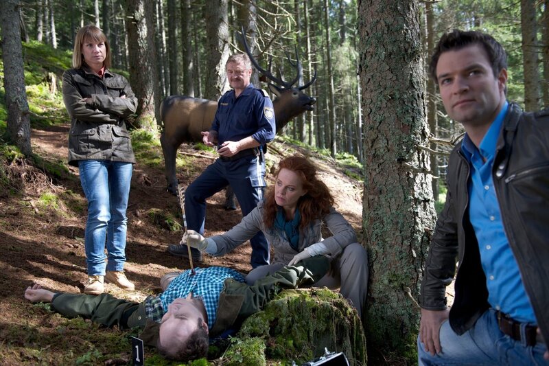 „Soko Kitzbühel“, „Freunde fürs Leben.“ Bei einem Klassentreffen auf dem Gelände eines sogenannten Sportbogen-Parcours mit 3D-Tierattrappen, wird Hubert Reiser, der Chef eines Eventhotels, mit einem Pfeil aus kurzer Distanz erschossen. Wie die SOKO herausfindet, bildete Reiser mit dem Kunstmanager und Geschäftsmann Peter Brunner, dem Computer- und Technik-Freak Leo Perenz und dem Ex-Privatdetektiv und Aussteiger Ossi Mayerhofer, der im Wald in einem Tipi lebt und auch indianische Handwerksachen herstellt, eine verschworene Gemeinschaft. Also durchleuchten Karin und Lukas nicht nur die Gegenwart des Opfers, sondern auch seine Vergangenheit und stoßen dabei auf ein wertvolles Gemälde und den plötzlichen Tod seiner betagten Besitzerin.Im Bild (v.li.): Kristina Sprenger (Karin Kofler), Nic Aklin (Hubert Reisner), Ferry Öllinger (Kroisleitner), Christine Klein (Dr. Haller), Jakob Seeböck (Lukas Roither). – Bild: ORF/​BEO-Film/​Bernd Schuller