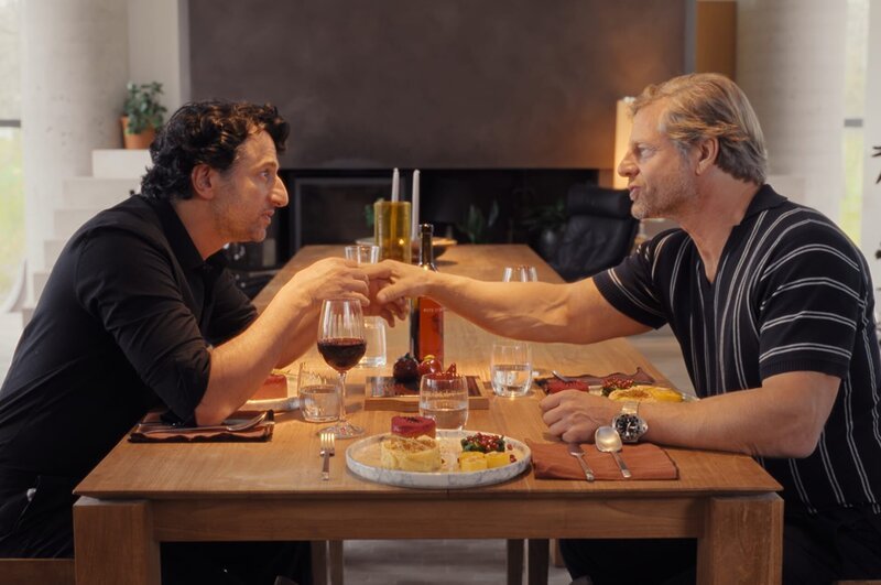 Drago (Serkan Kaya, l.) und Holger (Henning Baum, r.) schmieden beim Abendessen Zukunftspläne. – Bild: Philipp Pfeiffer /​ ZDF und Philipp Pfeiffer