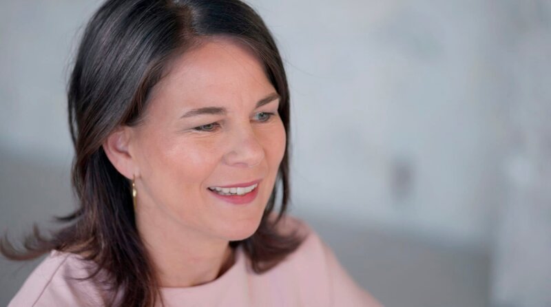 Im Dezember 2021 wurde Annalena Baerbock Außenministerin im Kabinett Scholz – die erste Frau in diesem Amt. Als Ministerin machte sie sich stark für eine viel zitierte feministische Außenpolitik. Was steckt hinter diesem Begriff? Der Film fragt nach den Chancen und Grenzen einer solchen wertebasierten Außenpolitik. Wie lassen sich Menschenrechte schützen, wenn Despoten und autokratische Systeme liberale Demokratien unter Druck setzen? Am 1. März 2023 verkündet Annalena Baerbock ihre Leitlinien der feministischen Außenpolitik – Bild: WDR/Graef Screen Productions Im Dezember 2021 wurde Annalena Baerbock Außenministerin im Kabinett Scholz – die erste Frau in diesem Amt. Als Ministerin machte sie sich stark für eine viel zitierte feministische Außenpolitik. Was steckt hinter diesem Begriff? Der Film fragt nach den Chancen und Grenzen einer solchen wertebasierten Außenpolitik. Wie lassen sich Menschenrechte schützen, wenn Despoten und autokratische Systeme liberale Demokratien unter Druck setzen? Am 1. März 2023 verkündet Annalena Baerbock ihre Leitlinien der feministischen Außenpolitik – Bild: WDR/Graef Screen Productions