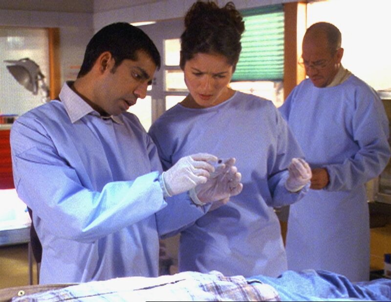 Bug (Ravi Kapoor, l.), Jordan (Jill Hennessy) und Garret (Miguel Ferrer) suchen verzweifelt nach Spuren, die zum entführten Mädchen führen könnten. – Bild: Nitro