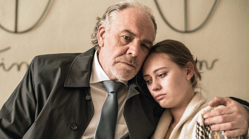 Borchert (Christian Kohlund) als Tröster: Gwen (Mercedes Müller) sorgt sich um ihre vermisste Freundin. – Bild: ARD Degeto/​BR/​Graf Film/​Roland Suso Richter