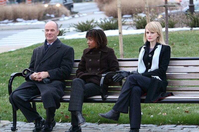 Lilly Rush (Kathryn Morris, r.), Kat Miller (Tracie Thoms, M.) und John Stillman (John Finn, l.) öffnen die Akten eines noch nicht gelösten Falles aus dem Jahre 1964 … – Bild: Warner Bros. Television