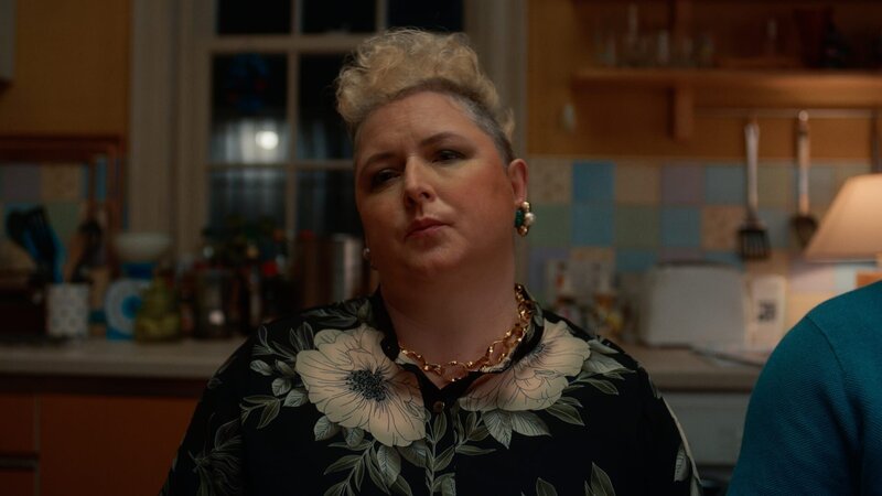 Jens Mum (Siobhán McSweeney) wird Jens Freund Jizz vorgestellt. Sie wirkt nicht gerade begeistert und geht eher davon aus, dass Jizz Jen nur schwängern will. – Bild: Disney Enterprises, ZDF