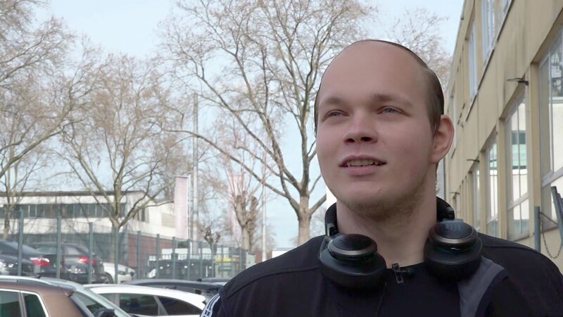 S8F03: Hobbyrapper Dominik wiederum träumt vom großen Durchbruch mit seiner Musik und hat einen Termin im Tonstudio. – Bild: RTLZWEI