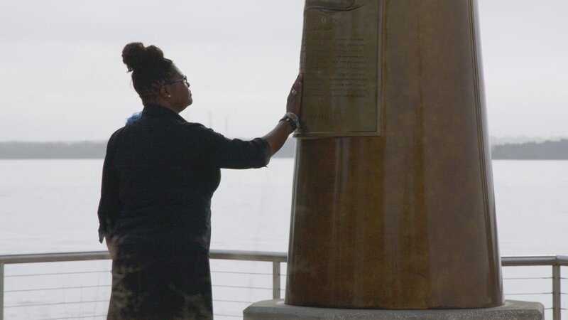 Rochelle Hamm, Ehefrau des Vollmatrosen Frank Hamm, besucht die Gedenkstätte El Faro. – Bild: The National Geographic Channel. Rochelle Hamm, Ehefrau des Vollmatrosen Frank Hamm, besucht die Gedenkstätte El Faro. – Bild: The National Geographic Channel.