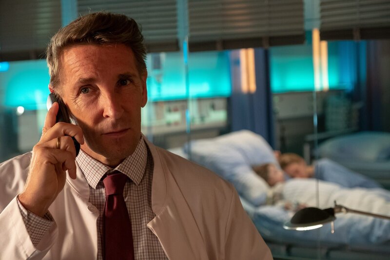 Dr. Kahnweiler (Mark Keller) hält Martin Gruber über den Zustand seines Patienten auf dem Laufenden. – Bild: ZDF und Andrea Leichtfried.