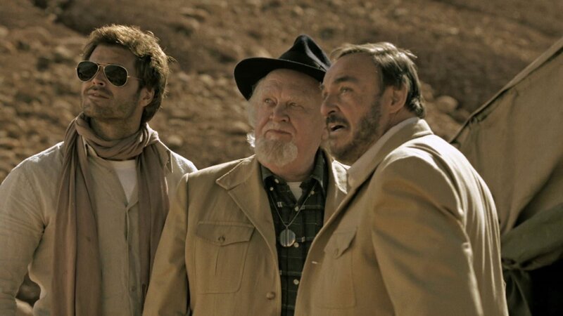 v.l.n.r.: Doug Adler (David Charvet), Professor Mendella (Joss Ackland) und Professor Hayden Masterton (John Rhys-Davies) begeben sich in die unerforschten Bereiche der ägyptischen Wüste, bei der sie nicht nur ein paar alte Steine oder Sarkophage zutage fördern. – Bild: TL5 v.l.n.r.: Doug Adler (David Charvet), Professor Mendella (Joss Ackland) und Professor Hayden Masterton (John Rhys-Davies) begeben sich in die unerforschten Bereiche der ägyptischen Wüste, bei der sie nicht nur ein paar alte Steine oder Sarkophage zutage fördern. – Bild: TL5