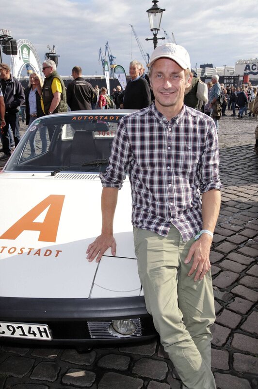 Tim Schrick bei der Zielankunft der Auto Bild Klassik Rallye Die Nordsee Tour an der Fischauktionshalle, Hamburg – Bild: gbrci /​ imago/​Future Image /​ imago stock&people /​ imago images