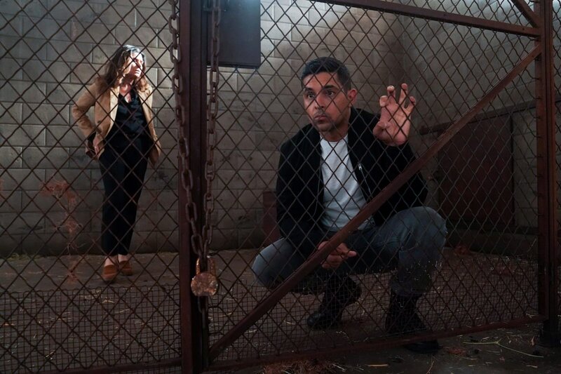 Dr. Grace Confalone (Laura San Giacomo, l.); Nick Torres (Wilmer Valderrama, r.) – Bild: CBS ENTERTAINMENT