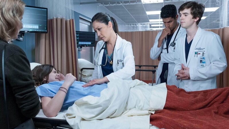 V.l.: Quinn Darby (Shophie Giannamore), Dr. Audrey Lim (Christina Chang), Dr. Jared Kalu (Chuku Modu) und Dr. Shaun Murphy (Freddie Highmore) – Bild: MG RTL D /​ Sony Pictures Television Inc. und Disney Enterprises, Inc.