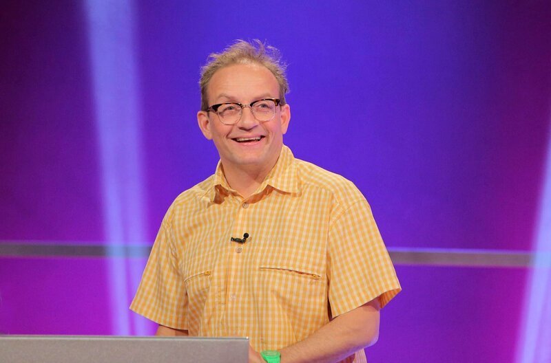 Ist bekannt für flotte Sprüche, viel Humor, Experimentierfreude und ein großes Allgemeinwissen: Mal schauen, wie das Wigald Boning beim Wissensquiz „Meister des Alltags“ zum Vorteil gereicht. – Bild: SWR/​Peter A. Schmidt