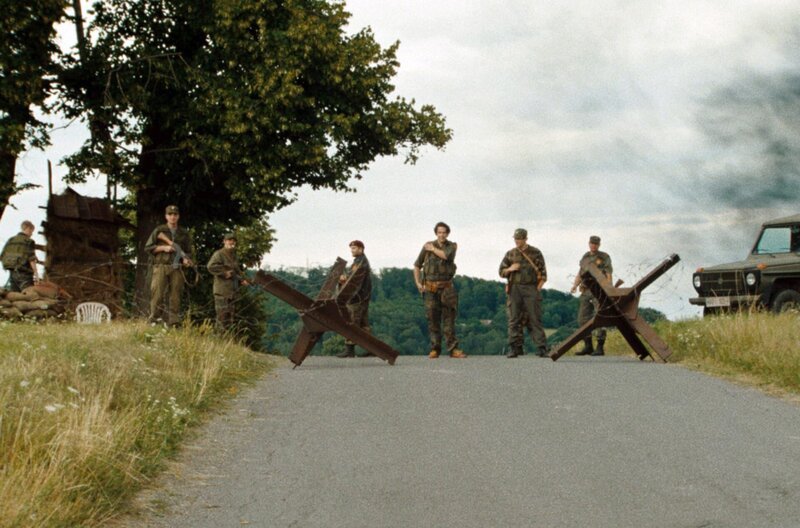 HVO-Soldaten bewachen einen Zugang nach Stupni Do, um zu verhindern, dass während des Angriffs jemand in den Ort eindringt. – Bild: ARTE F /​ Johan Hannu/​Yellow Bird