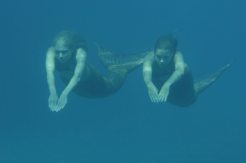 Rikki  (Cariba Heine, li.) und Emma (Claire Holt, re.) können nicht fassen, dass Lewis Cleo den Job im Freizeitpark weggeschnappt hat. Sie machen sich auf den Weg dorthin um ihm das Leben schwer zu machen. – Bild: KiKA