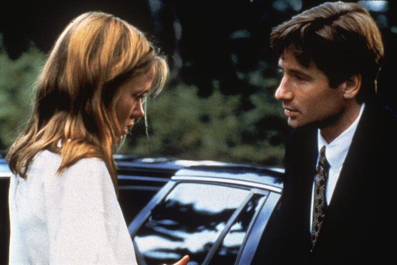 Mulder (David Duchovny, r.) erfährt von Lucy Householder (Tracey Ellis, l.), dass sie vor langer Zeit selbst fünf Jahre lang in den Händen eines Entführers war. – Bild: ProSieben MAXX