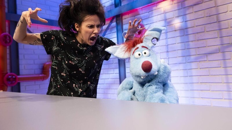 Maria versucht, Woozle zu erschrecken. Ob Woozle sie für seine Geisterbahn arrangiert? – Bild: SUPER RTL /​ Annette Etges