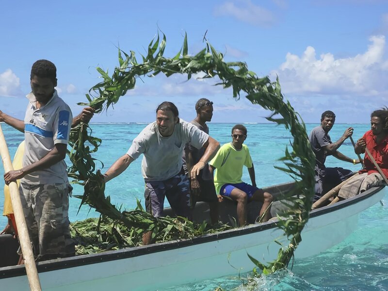 Hazen gets his sea legs as he joins the men out on the water. Once out on the reef, the men feed a giant length of vine into the water to create a giant circle. – Bild: National Geographic Channels/​Samantha Tollworthy