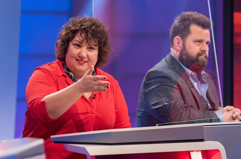 Und sie wusste es! Comedienne Meltem Kaptan und Schauspieler Antoine Monot Jr. stellen beim Wissensquiz „Meister des Alltags“ ihre Alltagstauglichkeit unter Beweis. Den Gewinn spendet „Meister des Alltags“ einem guten Zweck. – Bild: SWR/​Christian Koch