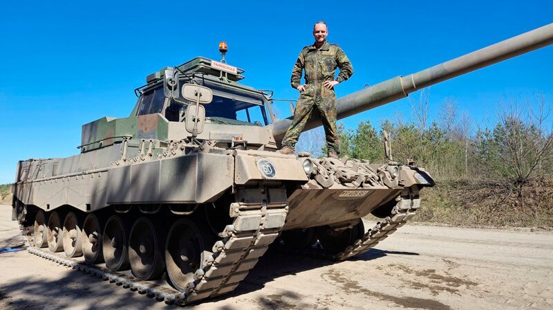 Die Ausbildung an der Panzer-Fahrschule in Munster dauert dreieinhalb Wochen. Am Ende wartet auf Fahrschüler Max eine vierteilige Abschlussprüfung. – Bild: NDR/Tino L. Die Ausbildung an der Panzer-Fahrschule in Munster dauert dreieinhalb Wochen. Am Ende wartet auf Fahrschüler Max eine vierteilige Abschlussprüfung. – Bild: NDR/Tino L.