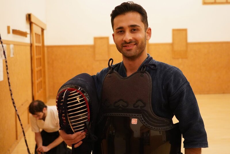 Wie viel Japan steckt eigentlich in Deutschland? Reporter Tolga Sert reist nach Düsseldorf, München und Hamburg um sich auf die Suche nach authentischen japanischen Spots direkt vor der eigenen Haustüre zu machen. – Tolga Sert probiert an einer Kampfsportschule in Hamburg Kendo. – Bild: WDR/​Dominik Braun
