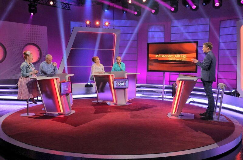 Moderator Florian Weber (re.) überprüft im Wissensquiz „Meister des Alltags“ die Praxisnähe seiner prominenten Kandidaten (v. li.): Enie van de Meiklokjes, Bodo Bach, Alice Hoffmann, Wigald Boning. – Bild: SWR/​Peter A. Schmidt
