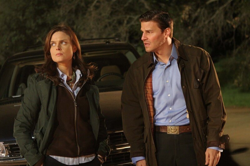 Dr. Brennan (Emily Deschanel, l.); Booth (David Boreanaz, r.) – Bild: 2005 FOX BROADCASTING COMPANY Lizenzbild frei