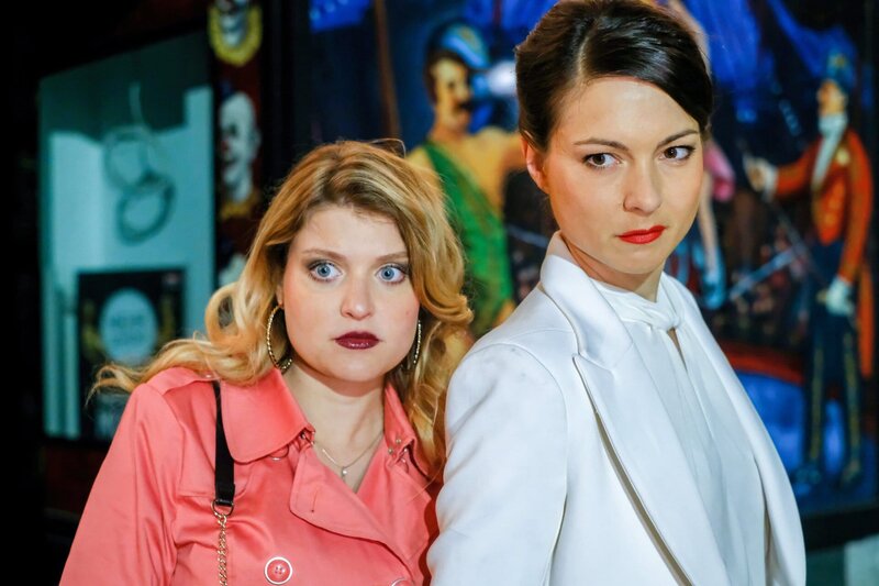 v.li.: Maria Radu (Lara Mandoki), Valerie Lechner (Henriette Richter-Röhl). – Bild: ORF/​Satel Film/​Petro Domenigg