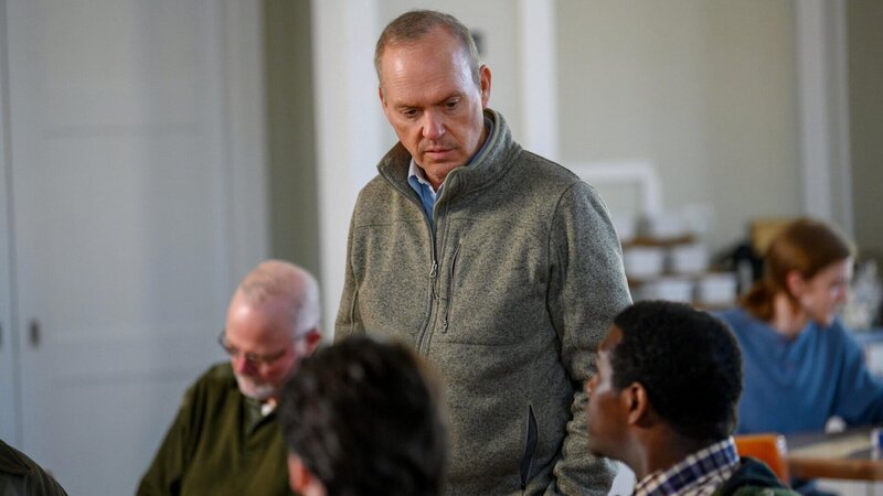 Dopesick Staffel 1 Folge 6 Im Kreise der Süchtigen: Michael Keaton als Dr. Samuel Finnix – Bild: SRF/​Motion Picture/​20th Television