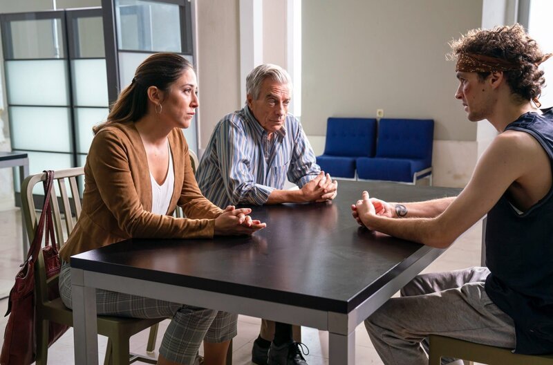 Marcia (Vidina Popov) und ihr Onkel Valdemar (Luís Lucas) möchten Junkie Tiago (Guilherme Moura, re.) aus dem Knast holen. – Bild: ORF/​Studio Hamburg/​Degeto/​Armanda Claro