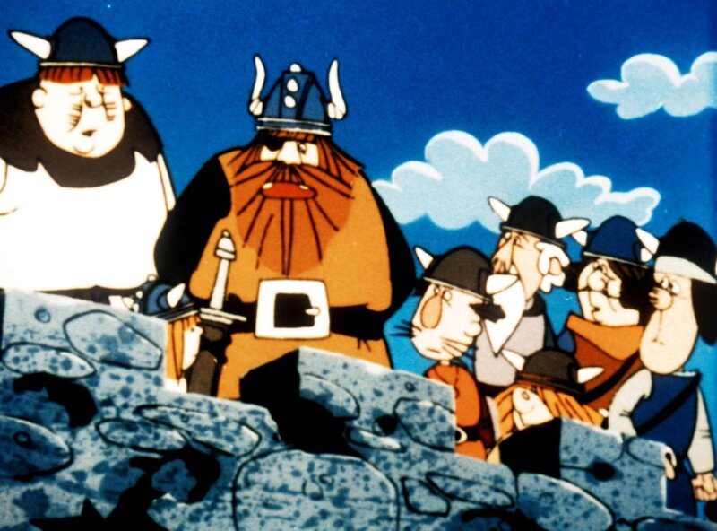 Die Wikinger beobachten, wie Baltac’s Strohmann verbrennt. Langsam zieht auf ihren Gesichtern Siegesfreude auf, der Kampf hat sich zu ihren Gunsten entschieden. – Bild: ORF (FS1/​FS2) /​ ORF1