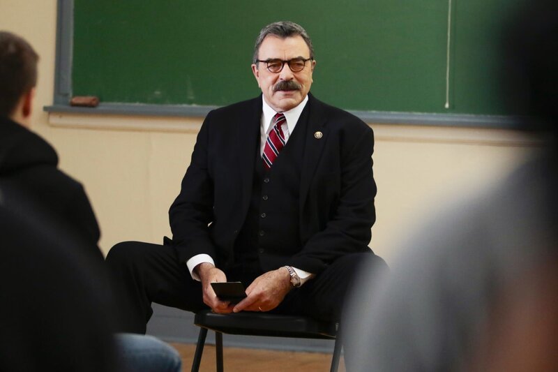 Während Frank (Tom Selleck) auf gefälschte Psychologieprüfungen von NYPD-Polizeischülern stößt, geraten Eddie und Jamie in einen äußerst verstrickten Adoptionsfall … – Bild: CBS Broadcasting, Inc. /​ Giovanni Rufino
